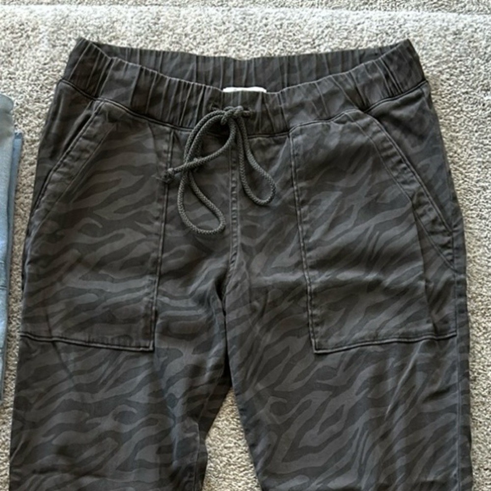 Bella Dahl Animal Print Joggers - Picture 2 of 9
